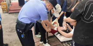 学生晕倒路边，民警紧急送医