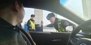 冰城“南大门”的温情防线：  一张车底图像背后的平安守护