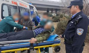 巡逻途中伸援手 南岗公安暖心救助倒地老人